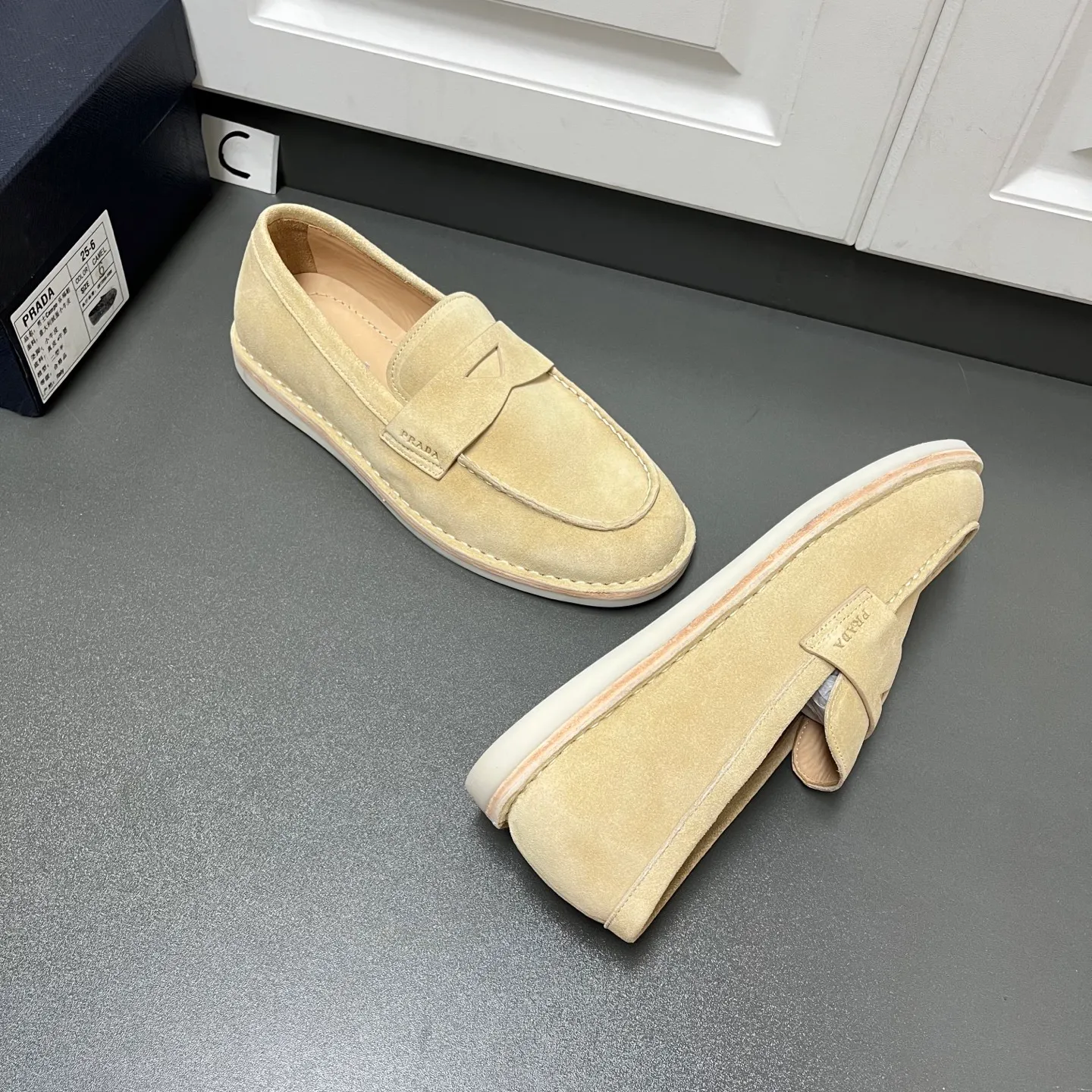 💰840 Prada men’s new suede leather loafers. Made of flocked cow second-layer leather, they combine classic design with handmade details, blending sophistication with casual comfort. Hot-stamped logo on the outside, topstitched seams on the skirt, 1.5cm white rubber sole with leather welt, dyed calfskin lining, silver-labeled cowhide feet, simple and elegant style, comes with a full set of original packaging dust bag! C leather shoe size: 39/40/41/42/43/44 Khaki Welcome to order